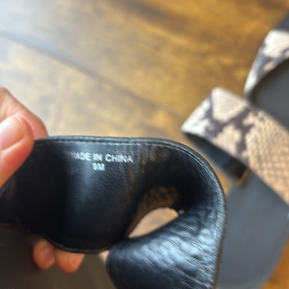 Banana Republic 9 Snake Print Sandals with Black Soles - Picture 4 of 6